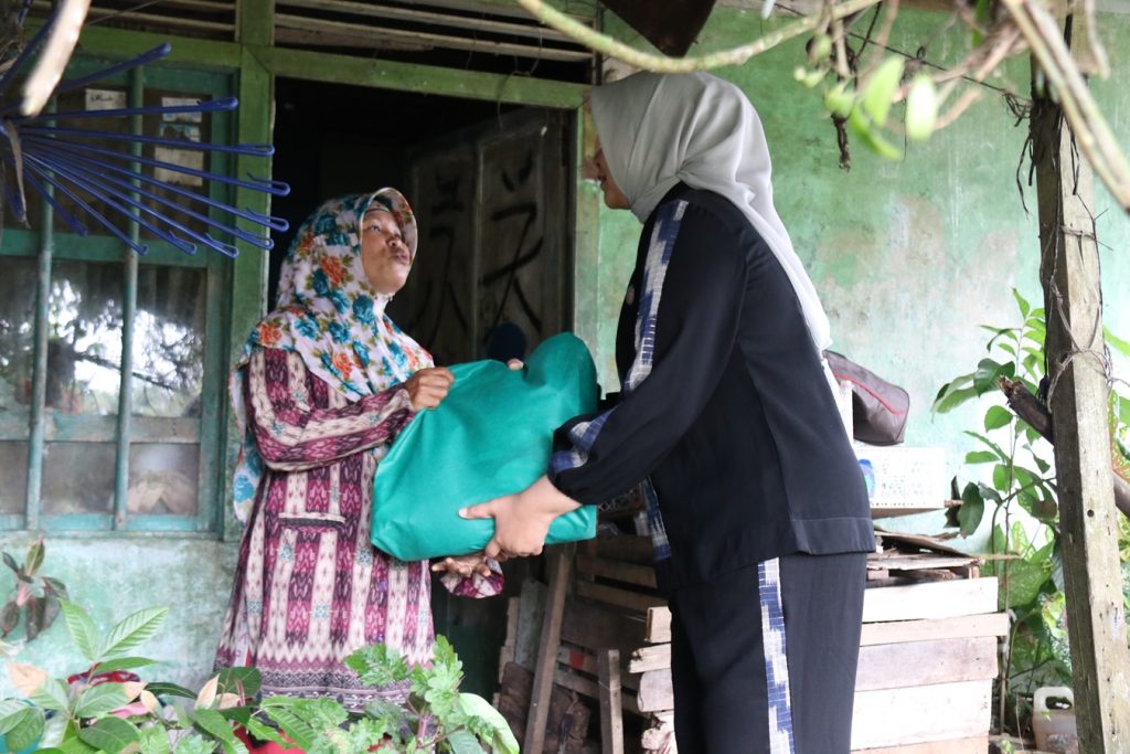 Pj Ketua TP PKK Kalbar Salurkan Bantuan Sembako untuk Korban Angin Puting Beliung