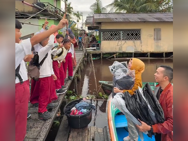 Kebersamaan-dalam-Kebaikan-Kadisdikbud-Kalbar-Rita-Hastarita-bersama-Asrul-Putra-Nanda-Branch-Manager-Rumah-Zakat-Kalbar-saat-membagikan-tas-baru-untuk-anak-anak-di-Pontianak-Timur