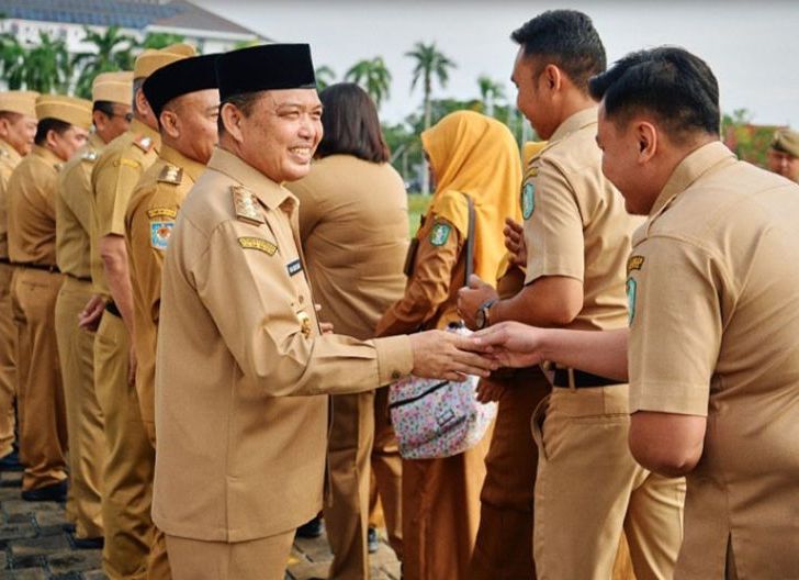 1744130199_gubernur_ria_norsan_pimpin_apel_perdana_pasca_libur_lebaran