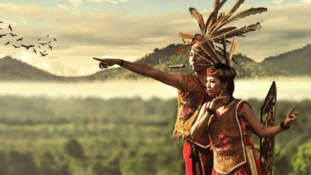 sepasang-anak-muda-suku-dayak-1631087780-09-2021-1024x576
